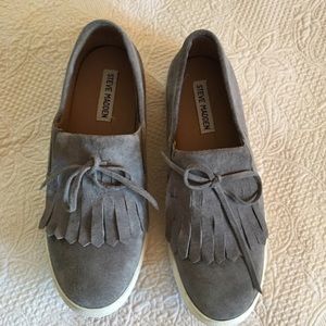 Steve Madden Eban, size 8.5 shoe, gray suede.